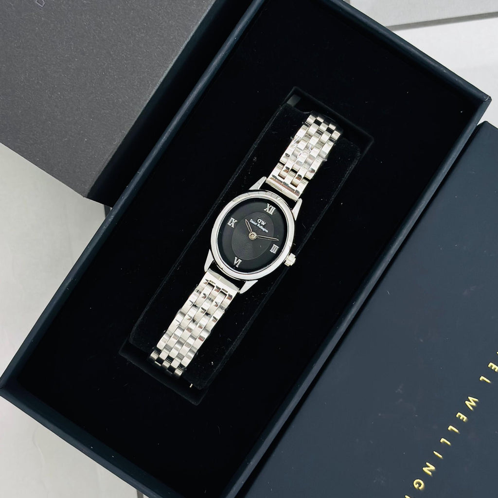 Daniel Wellington Oval Dial