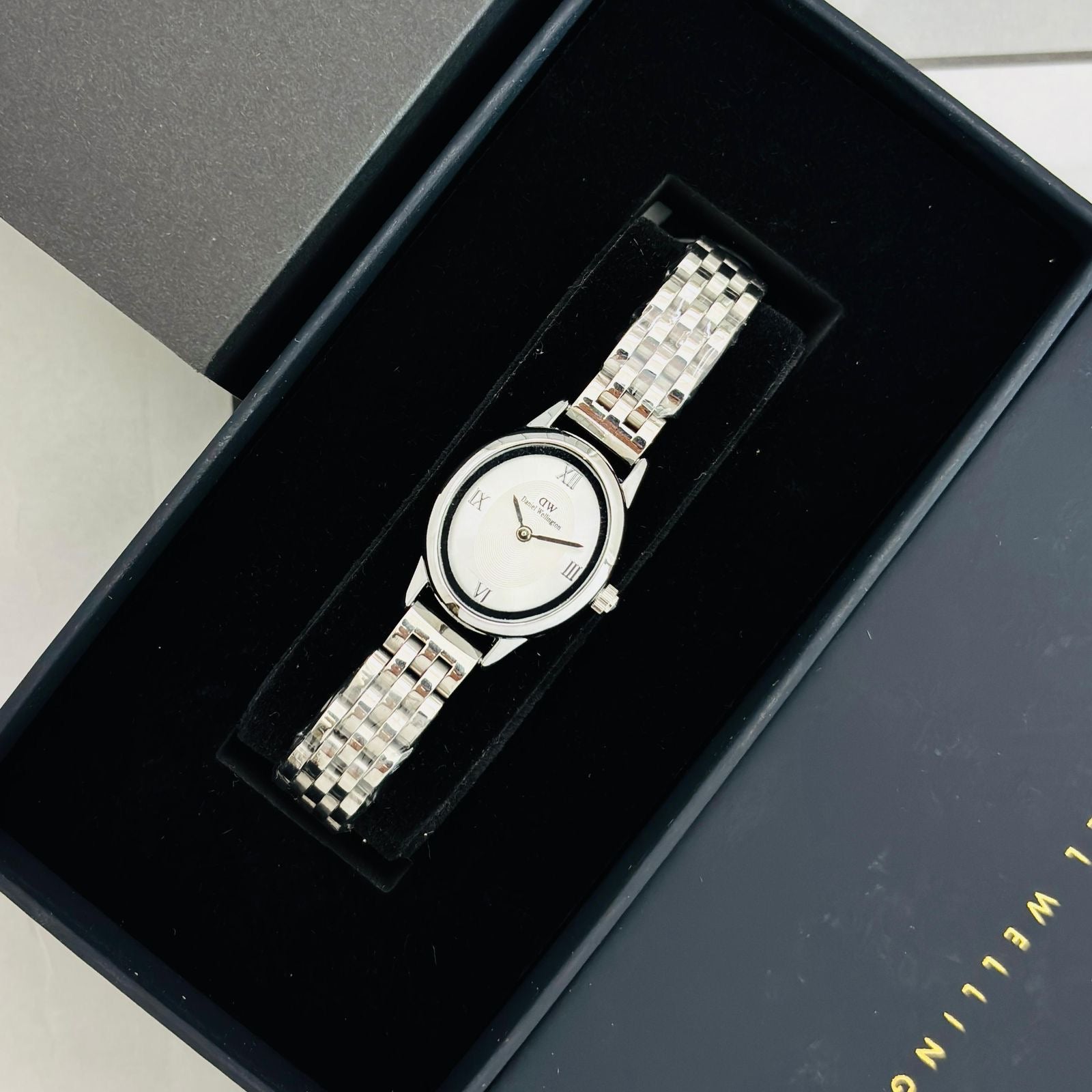 Daniel Wellington Oval Dial