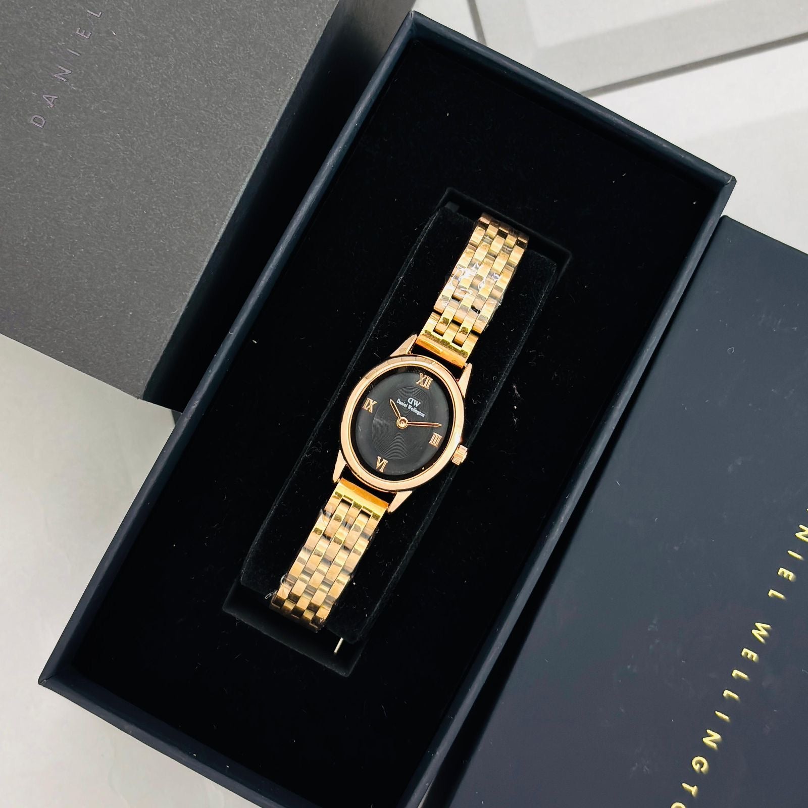 Daniel Wellington Oval Dial